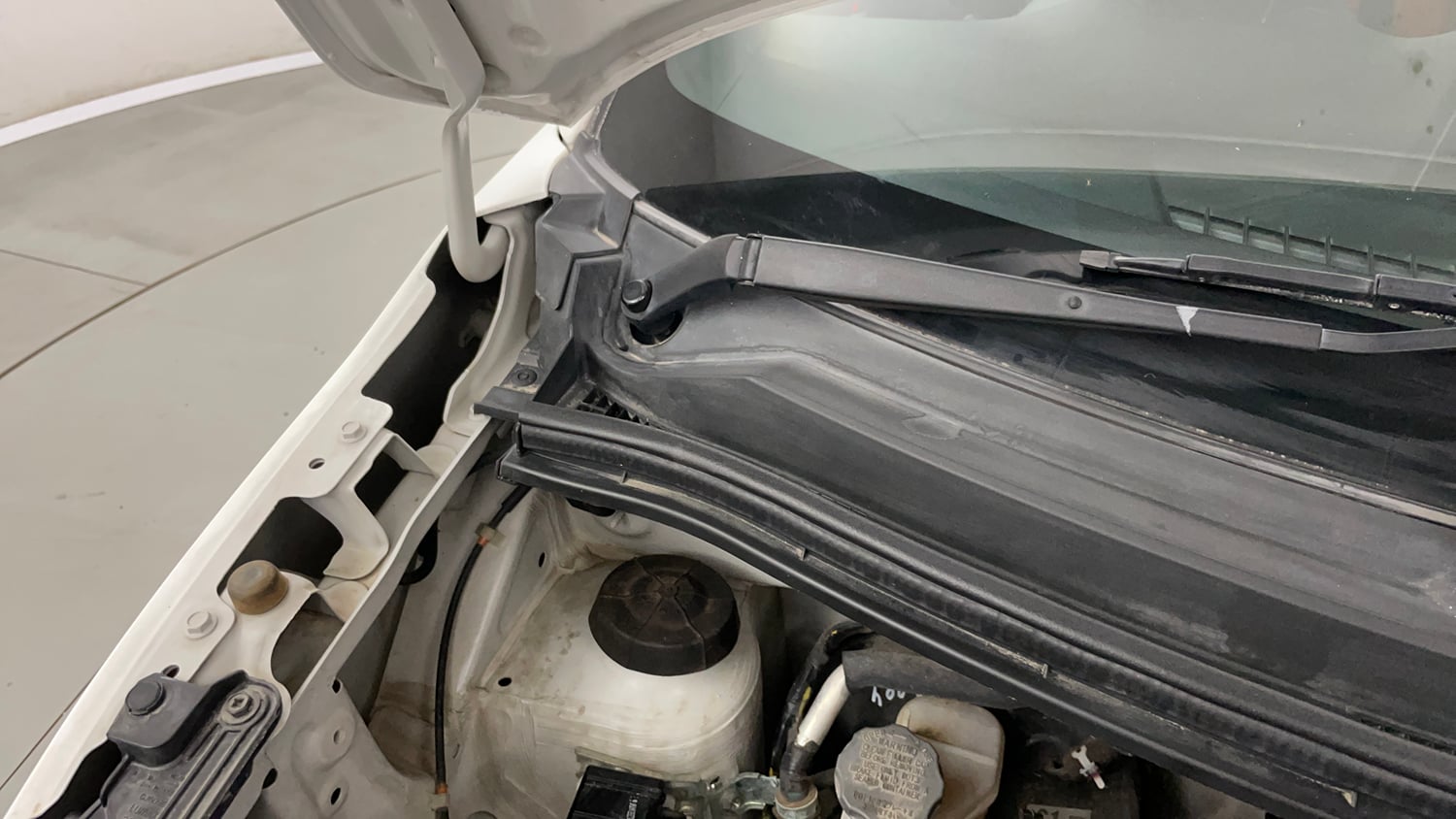 Used 2024 Maruti Suzuki Wagon R VXI 1.0 Petrol Manual engine ENGINE RIGHT SIDE HINGE & APRON VIEW