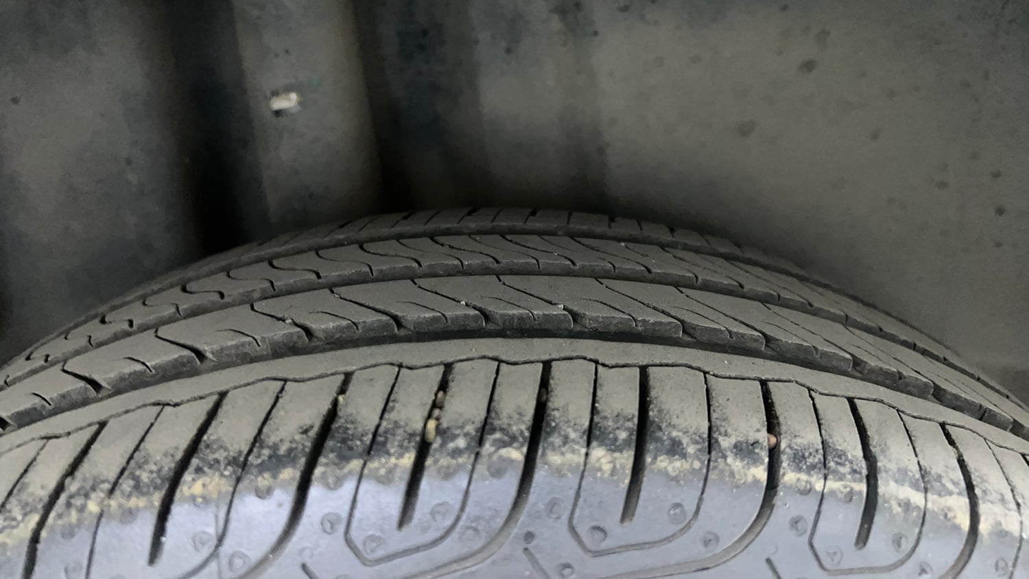 Used 2017 Volkswagen Ameo Highline1.2L (P) Petrol Manual tyres RIGHT REAR TYRE TREAD VIEW