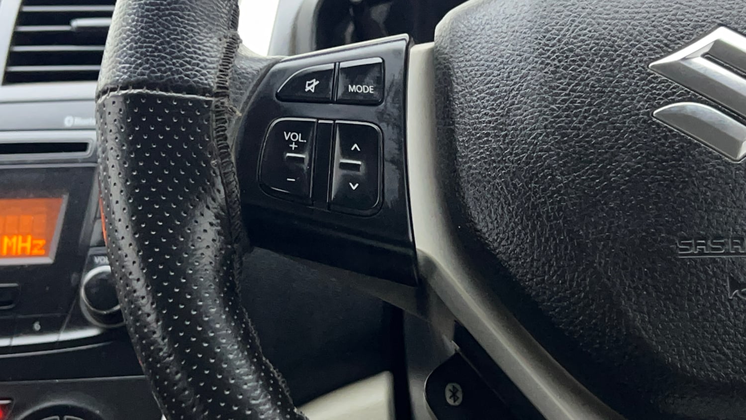 Used 2017 Maruti Suzuki Celerio ZXi Petrol Manual top_features Steering mounted controls