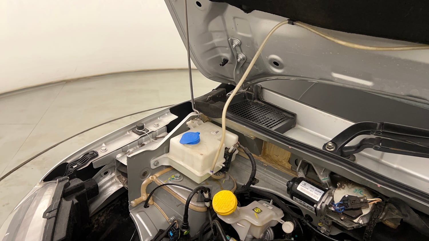 Used 2021 Renault Kwid Neotech RXL 1.0  AMT Petrol Automatic engine ENGINE RIGHT SIDE HINGE & APRON VIEW