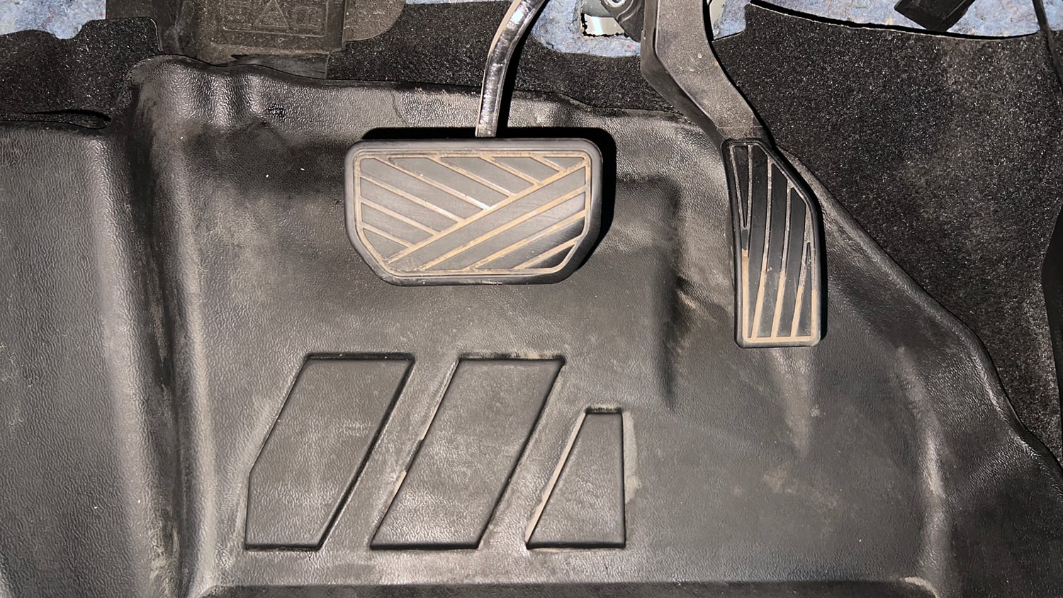 Used 2023 Maruti Suzuki Grand Vitara Alpha Smart Hybrid AT Petrol Automatic interior PEDALS VIEW