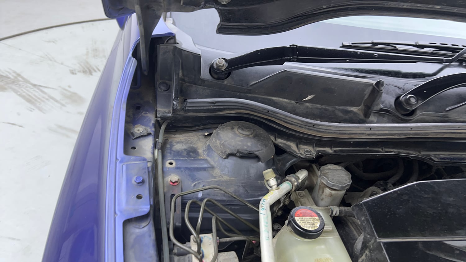 Used 2015 Maruti Suzuki S-Cross Alpha 1.6 Diesel Manual engine ENGINE RIGHT SIDE HINGE & APRON VIEW