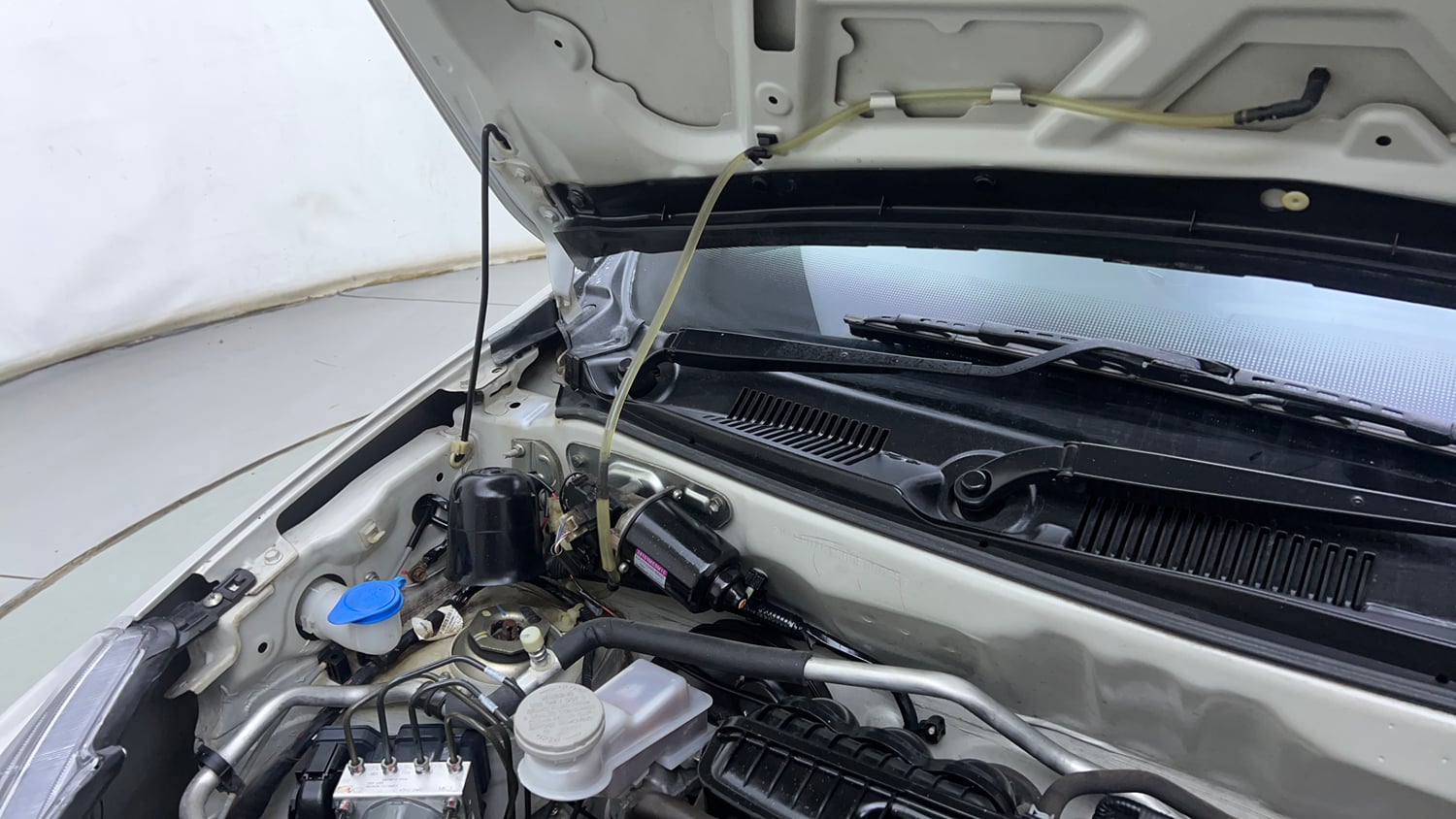 Used 2019 Maruti Suzuki Alto 800 LXi Petrol Manual engine ENGINE RIGHT SIDE HINGE & APRON VIEW