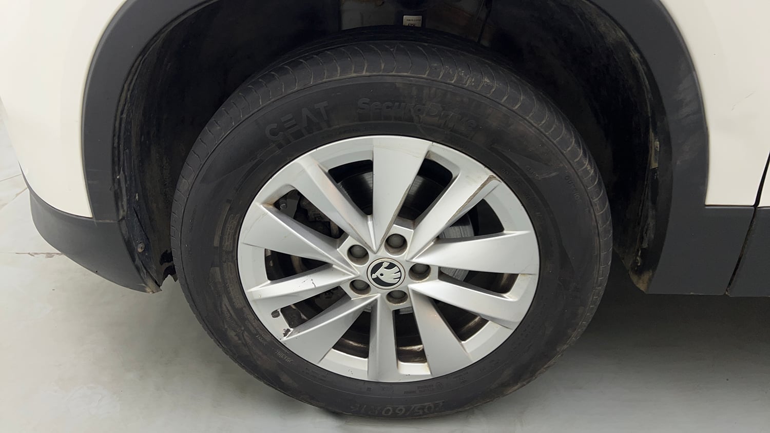 Used 2025 Skoda Kylaq Signature Plus AT Petrol Automatic tyres LEFT FRONT TYRE RIM VIEW