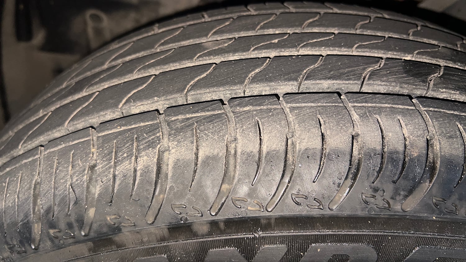 Used 2021 Nissan Magnite XV Premium Turbo (O) CVT Dual Tone Petrol Automatic tyres LEFT FRONT TYRE TREAD VIEW