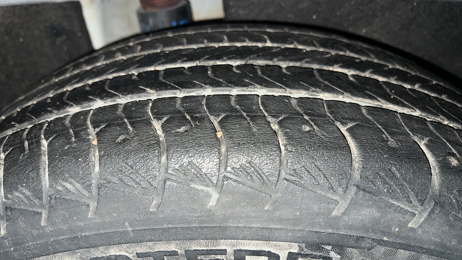 Used 2022 Hyundai Alcazar Platinum (O) 7 Seater 1.5 Diesel AT Diesel Automatic tyres RIGHT REAR TYRE TREAD VIEW