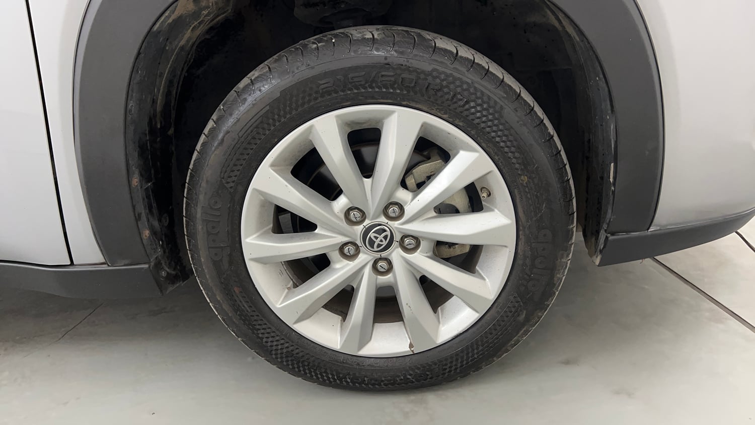 Used 2023 Toyota Innova Hycross VX Hybrid 8 STR Hybrid Automatic tyres RIGHT FRONT TYRE RIM VIEW