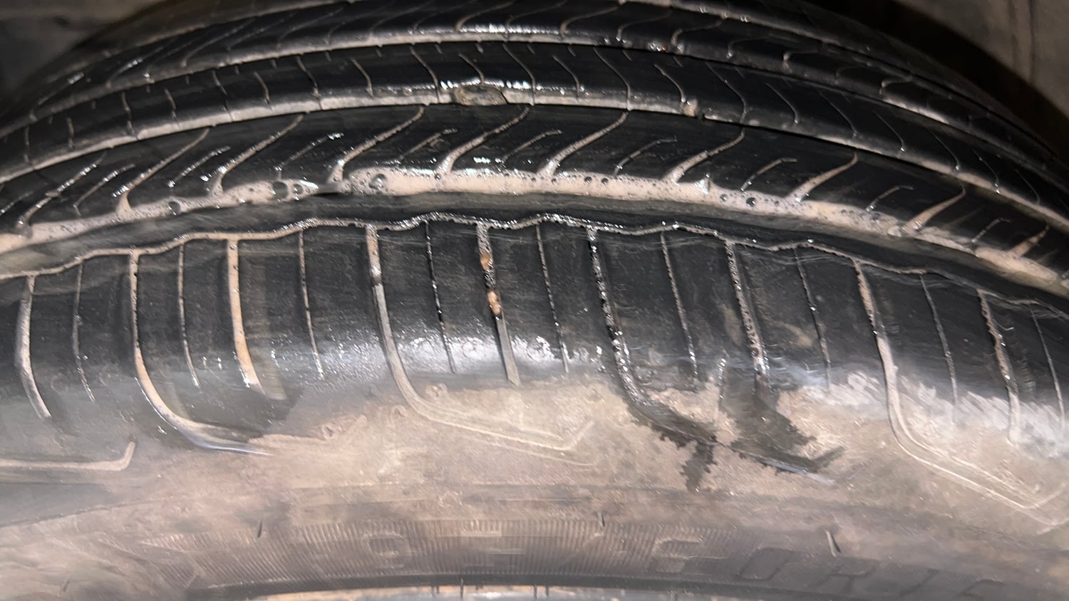 Used 2024 Maruti Suzuki Fronx Alpha 1.0L Turbo 6 AT Petrol Automatic tyres LEFT FRONT TYRE TREAD VIEW