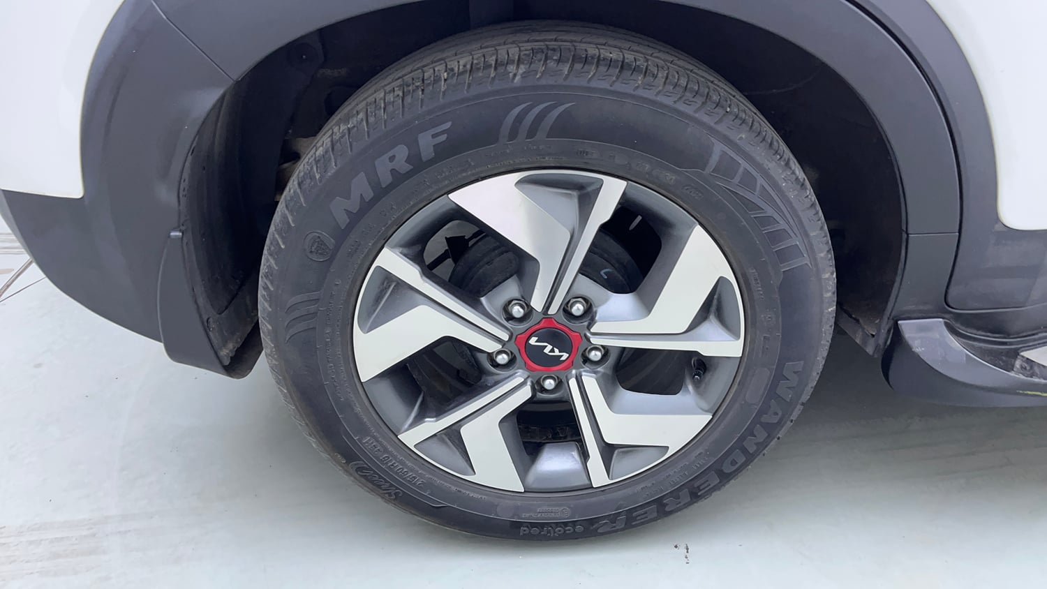 Used 2023 Kia Sonet GTX Plus 1.5 AT Diesel Automatic tyres RIGHT REAR TYRE RIM VIEW