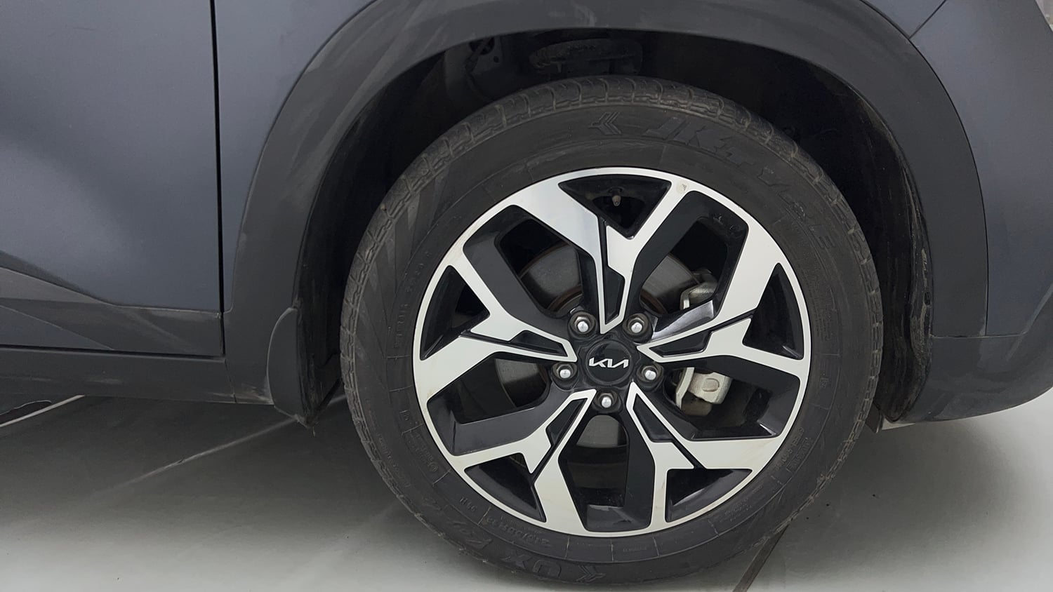 Used 2024 Kia Seltos X Line 1.5 Turbo Petrol DCT Petrol Automatic tyres RIGHT FRONT TYRE RIM VIEW