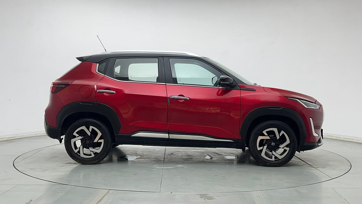 Used 2021 Nissan Magnite XV Premium Turbo (O) CVT Dual Tone Petrol Automatic exterior RIGHT SIDE VIEW