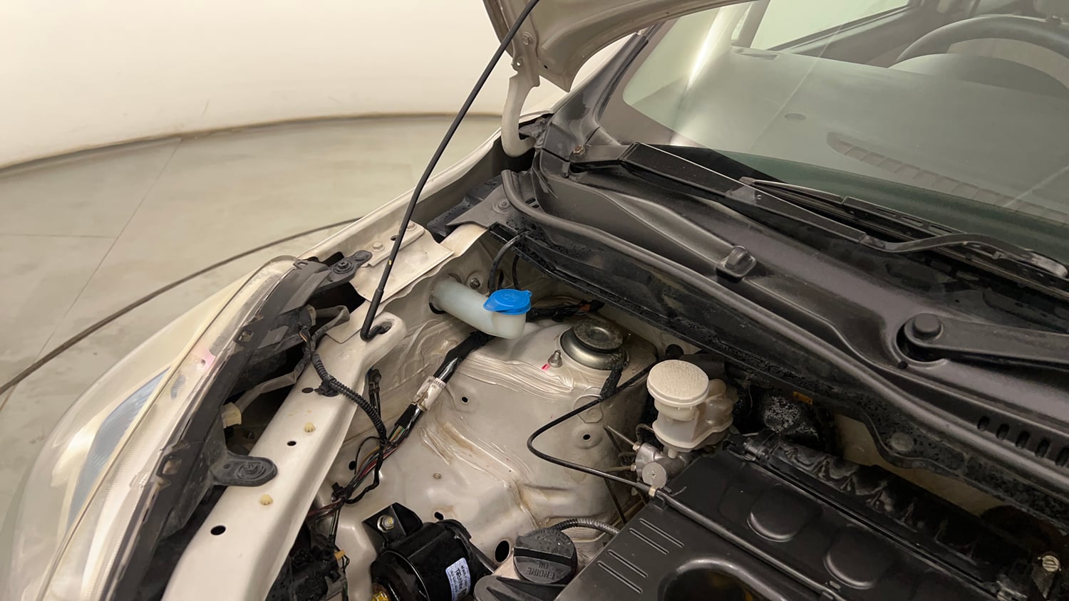 Used 2013 Maruti Suzuki Wagon R VXI Petrol Manual engine ENGINE RIGHT SIDE HINGE & APRON VIEW