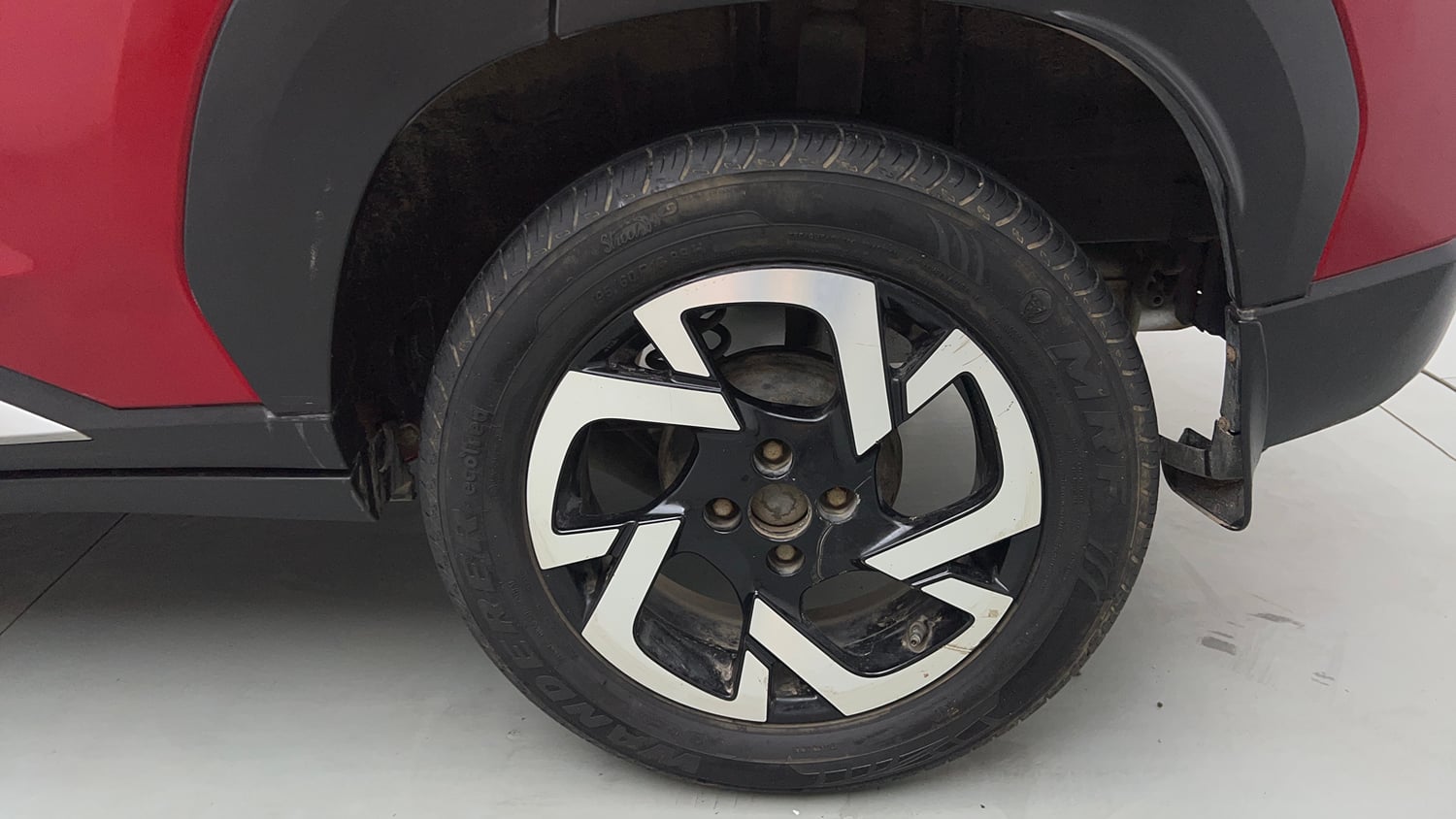 Used 2021 Nissan Magnite XV Premium Turbo (O) CVT Dual Tone Petrol Automatic tyres LEFT REAR TYRE RIM VIEW