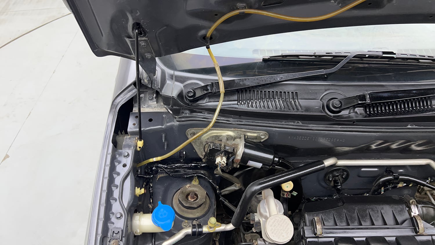 Used 2016 Maruti Suzuki Alto K10 VXi Petrol Manual engine ENGINE RIGHT SIDE HINGE & APRON VIEW