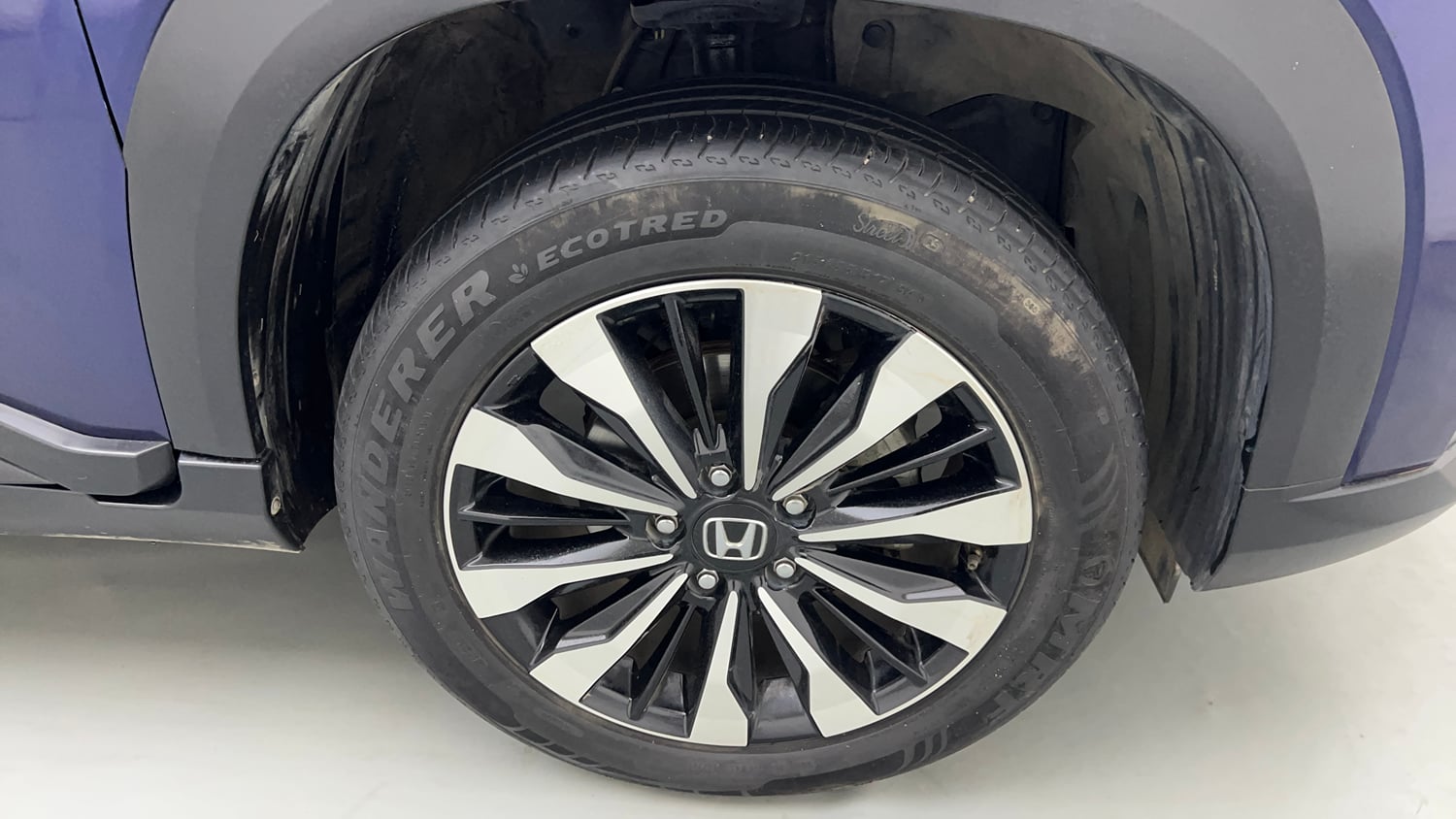 Used 2024 Honda Elevate Apex Edition VX CVT Petrol Automatic tyres RIGHT FRONT TYRE RIM VIEW