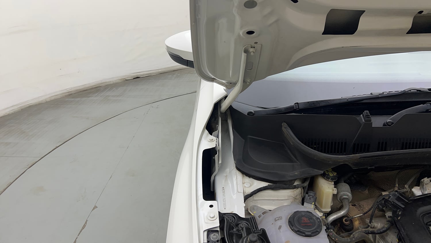 Used 2025 Skoda Kylaq Signature Plus AT Petrol Automatic engine ENGINE RIGHT SIDE HINGE & APRON VIEW