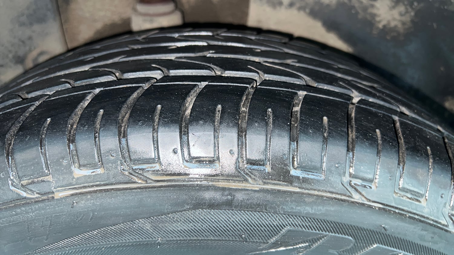 Used 2022 Kia Seltos GTX Plus 1.4 DCT Petrol Automatic tyres RIGHT REAR TYRE TREAD VIEW