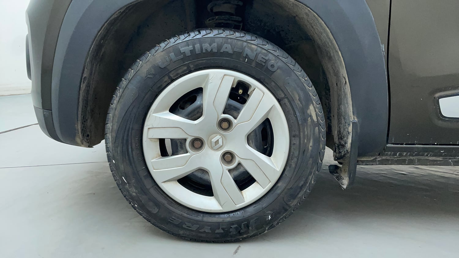 Used 2018 Renault Kwid 1.0 RXT AMT Opt Petrol Automatic tyres LEFT FRONT TYRE RIM VIEW