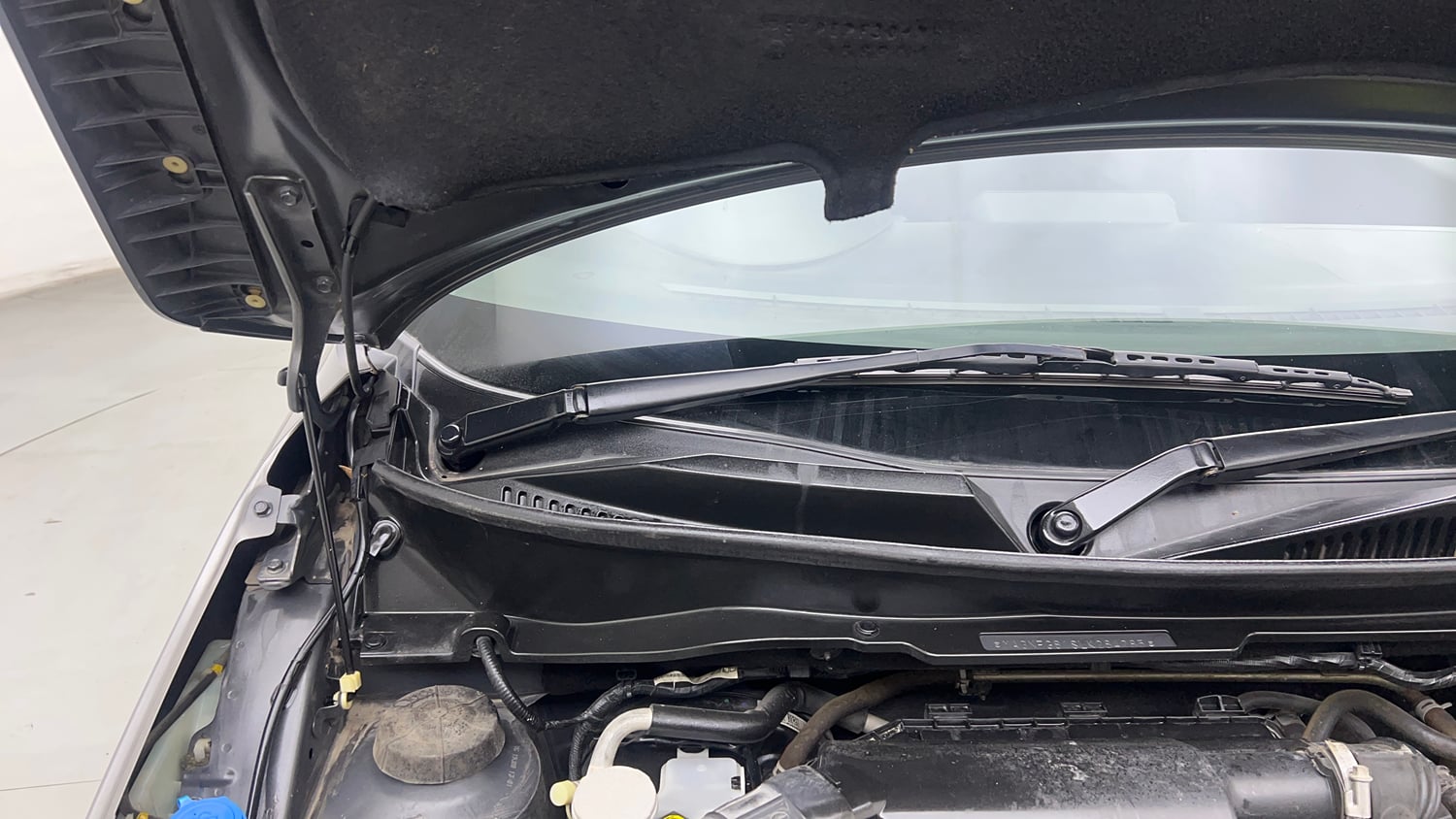 Used 2020 Maruti Suzuki Ignis Delta 1.2 AMT Petrol Automatic engine ENGINE RIGHT SIDE HINGE & APRON VIEW