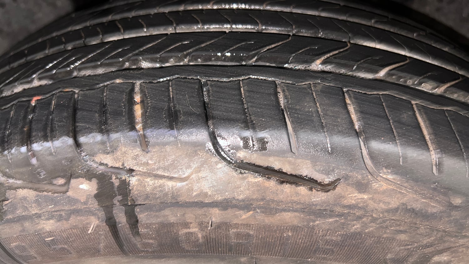 Used 2024 Maruti Suzuki Fronx Alpha 1.0L Turbo 6 AT Petrol Automatic tyres RIGHT REAR TYRE TREAD VIEW