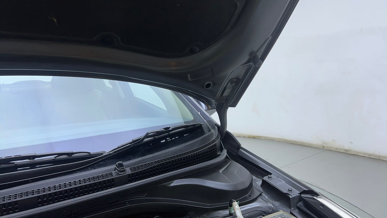 Used 2017 Hyundai Verna SX (O) 1.6 VTVT AT Petrol Automatic engine ENGINE LEFT SIDE HINGE & APRON VIEW