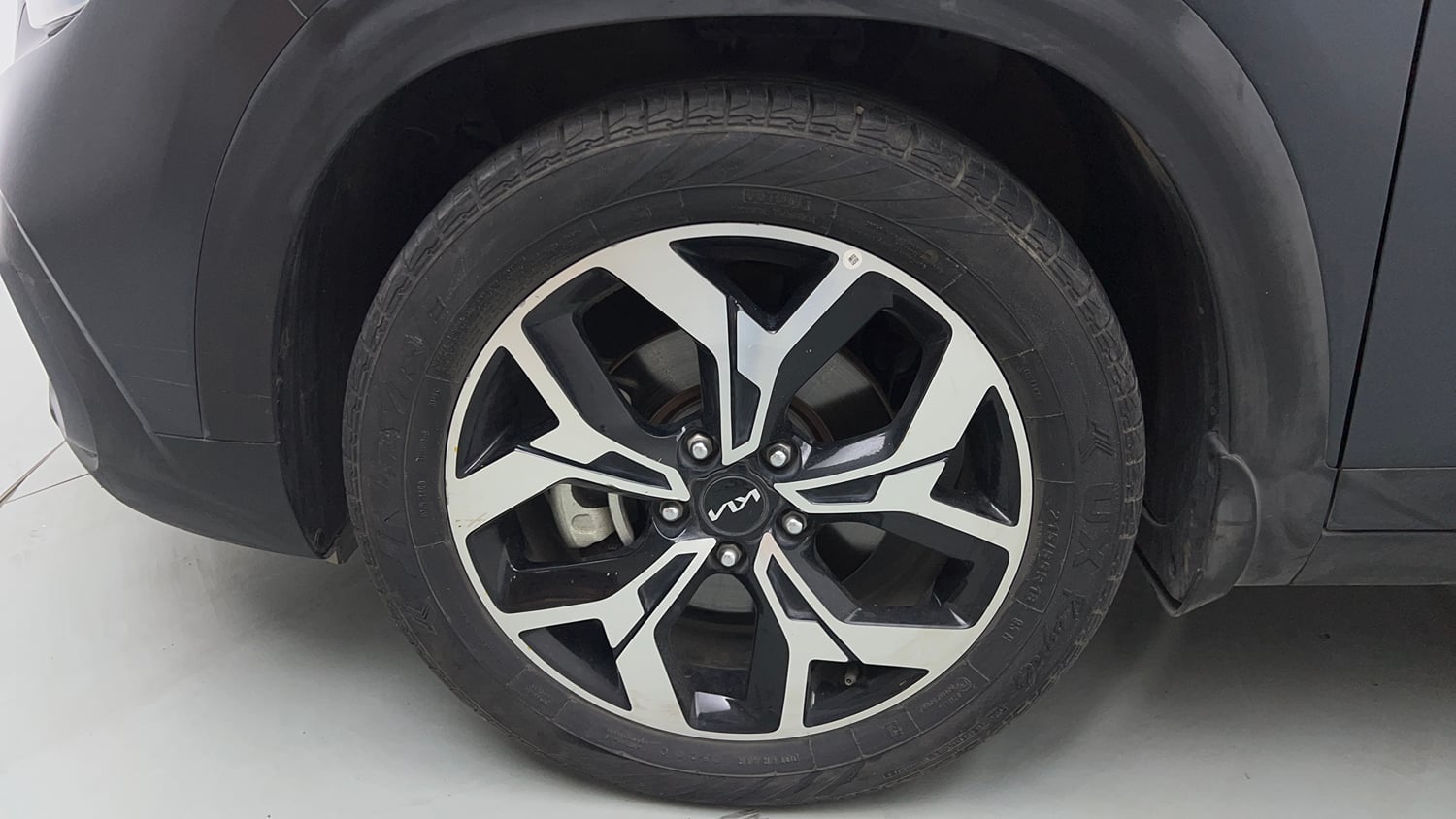 Used 2024 Kia Seltos X Line 1.5 Turbo Petrol DCT Petrol Automatic tyres LEFT FRONT TYRE RIM VIEW