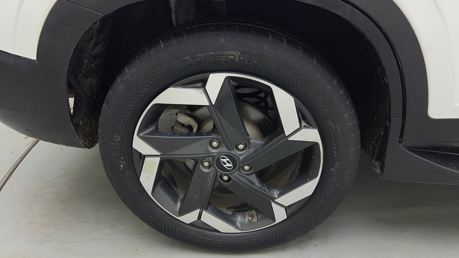 Used 2022 Hyundai Alcazar Platinum (O) 7 Seater 1.5 Diesel AT Diesel Automatic tyres RIGHT REAR TYRE RIM VIEW