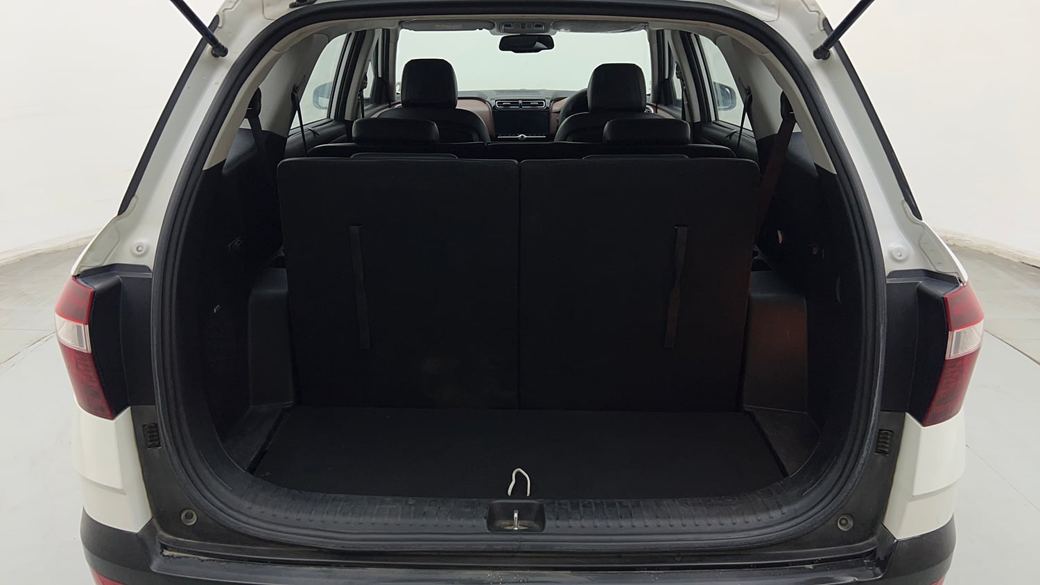 Used 2022 Hyundai Alcazar Platinum (O) 7 Seater 1.5 Diesel AT Diesel Automatic interior DICKY INSIDE VIEW