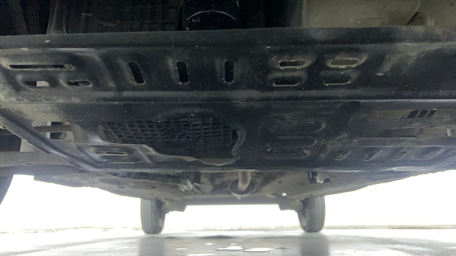 Used 2017 Renault Kwid 1.0 RXT AMT Petrol Automatic extra FRONT LEFT UNDERBODY VIEW