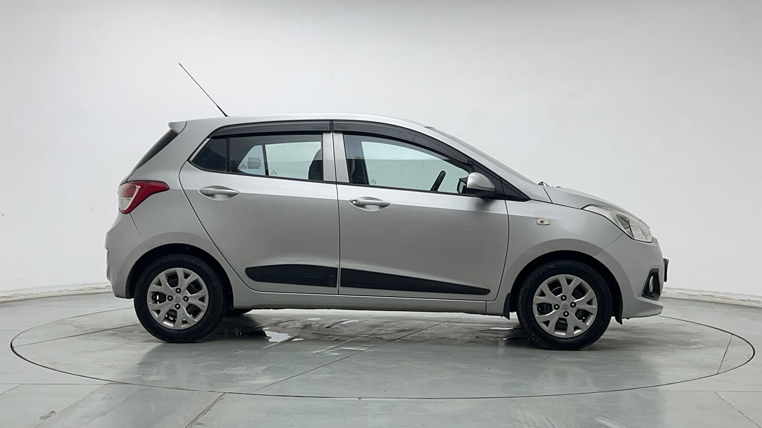 Used 2016 Hyundai Grand i10 Magna 1.2 Kappa VTVT Petrol Manual exterior RIGHT SIDE VIEW