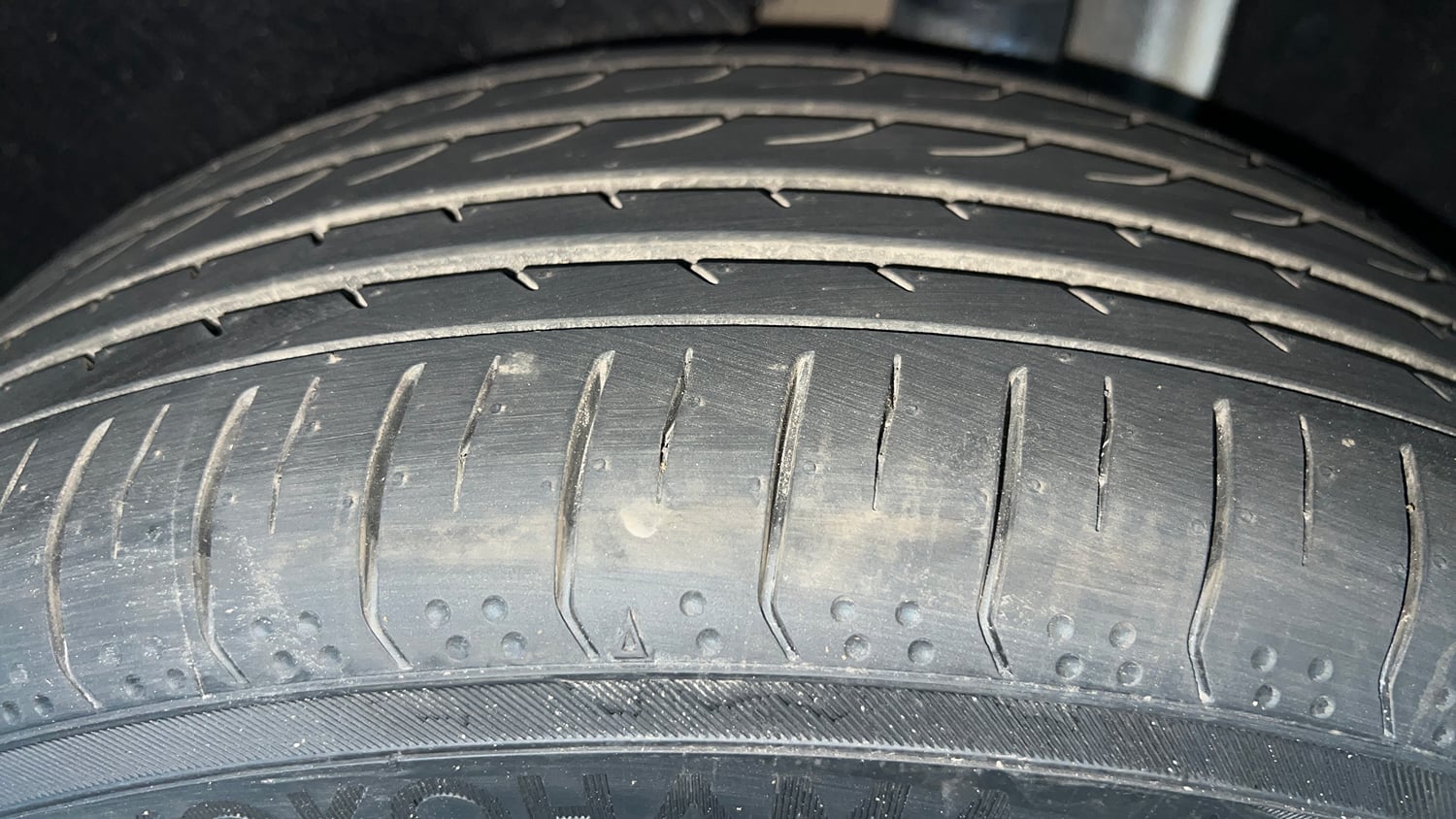 Used 2022 Hyundai Alcazar Platinum (O) 7 Seater 1.5 Diesel AT Diesel Automatic tyres LEFT REAR TYRE TREAD VIEW