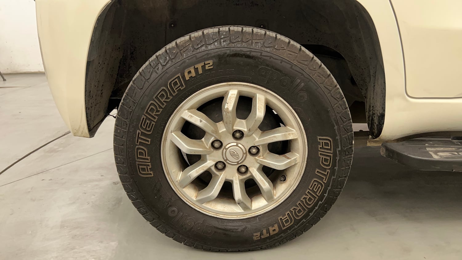 Used 2016 Mahindra TUV300 T8 Diesel Manual tyres RIGHT REAR TYRE RIM VIEW