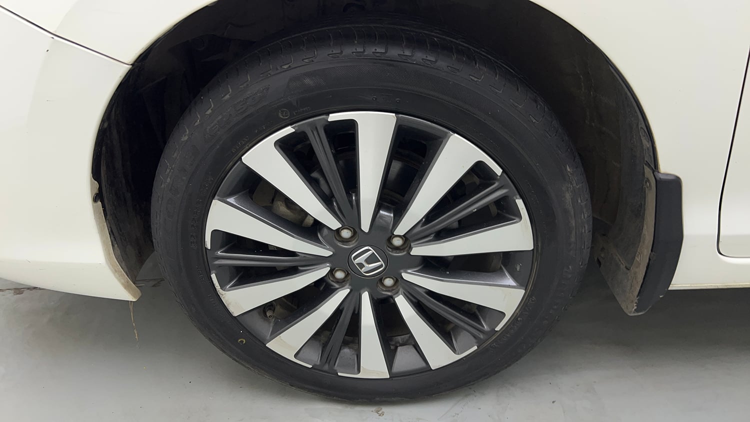 Used 2024 Honda City ZX Petrol CVT Petrol Automatic tyres LEFT FRONT TYRE RIM VIEW