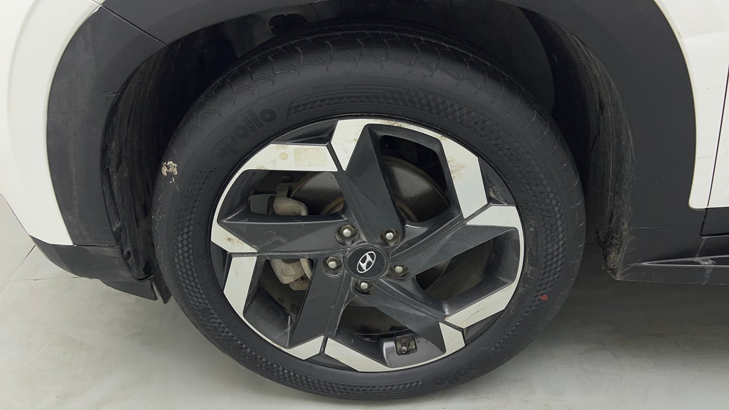 Used 2022 Hyundai Alcazar Platinum (O) 7 Seater 1.5 Diesel AT Diesel Automatic tyres LEFT FRONT TYRE RIM VIEW