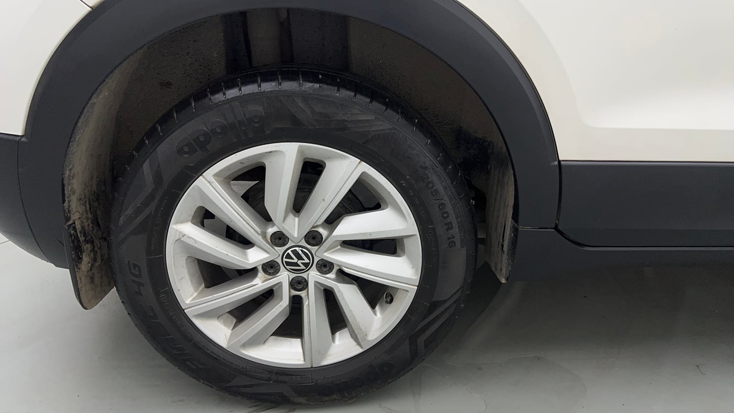 Used 2022 Volkswagen Taigun Highline 1.0 TSI MT Petrol Manual tyres RIGHT REAR TYRE RIM VIEW