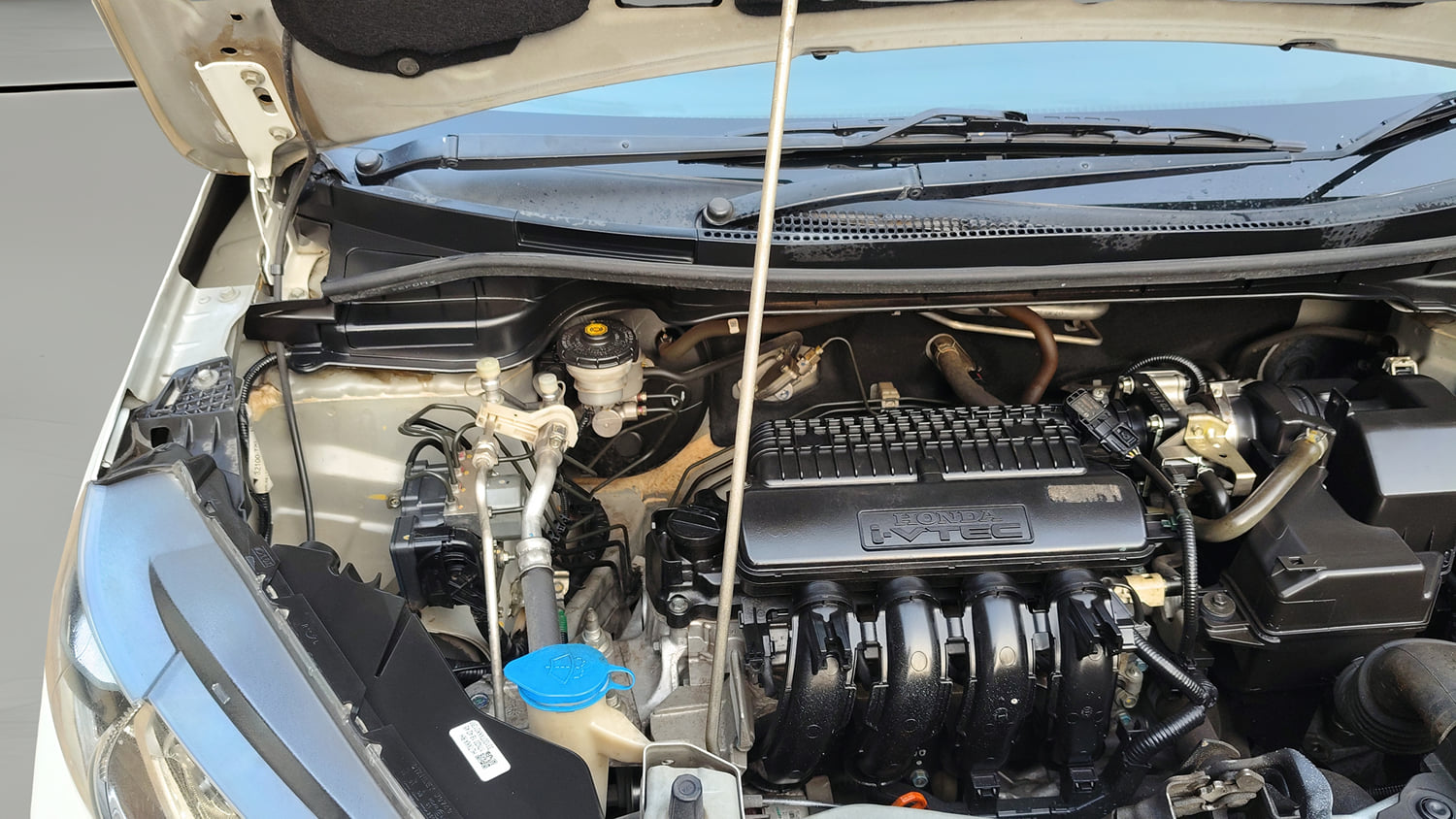 Used 2021 Honda WR-V SV MT Petrol Petrol Manual engine ENGINE RIGHT SIDE HINGE & APRON VIEW