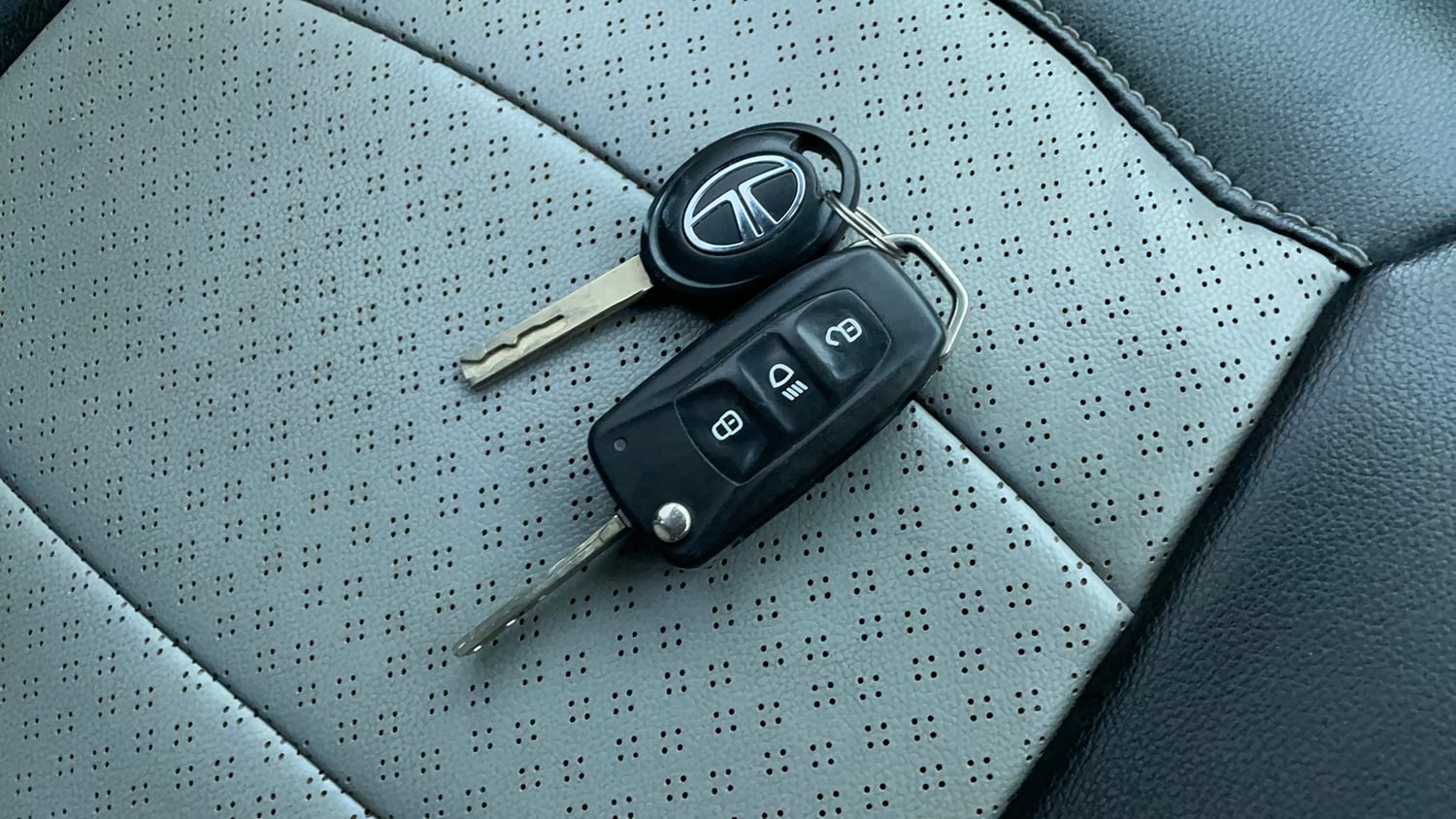 Used 2021 Tata Tiago XZ Plus Dual Tone Petrol Manual extra CAR KEY VIEW