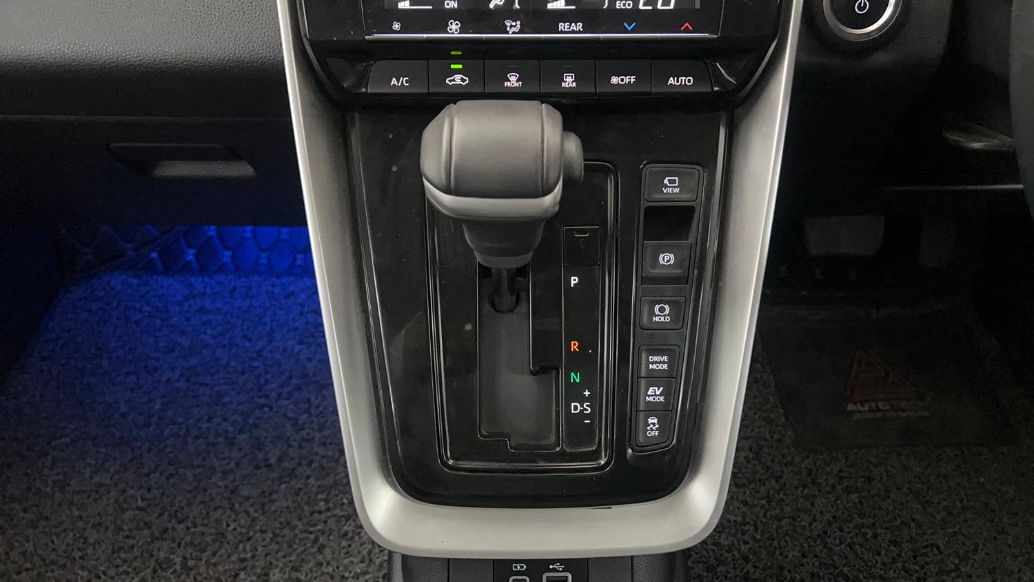 Used 2023 Toyota Innova Hycross VX Hybrid 8 STR Hybrid Automatic interior GEAR  KNOB VIEW