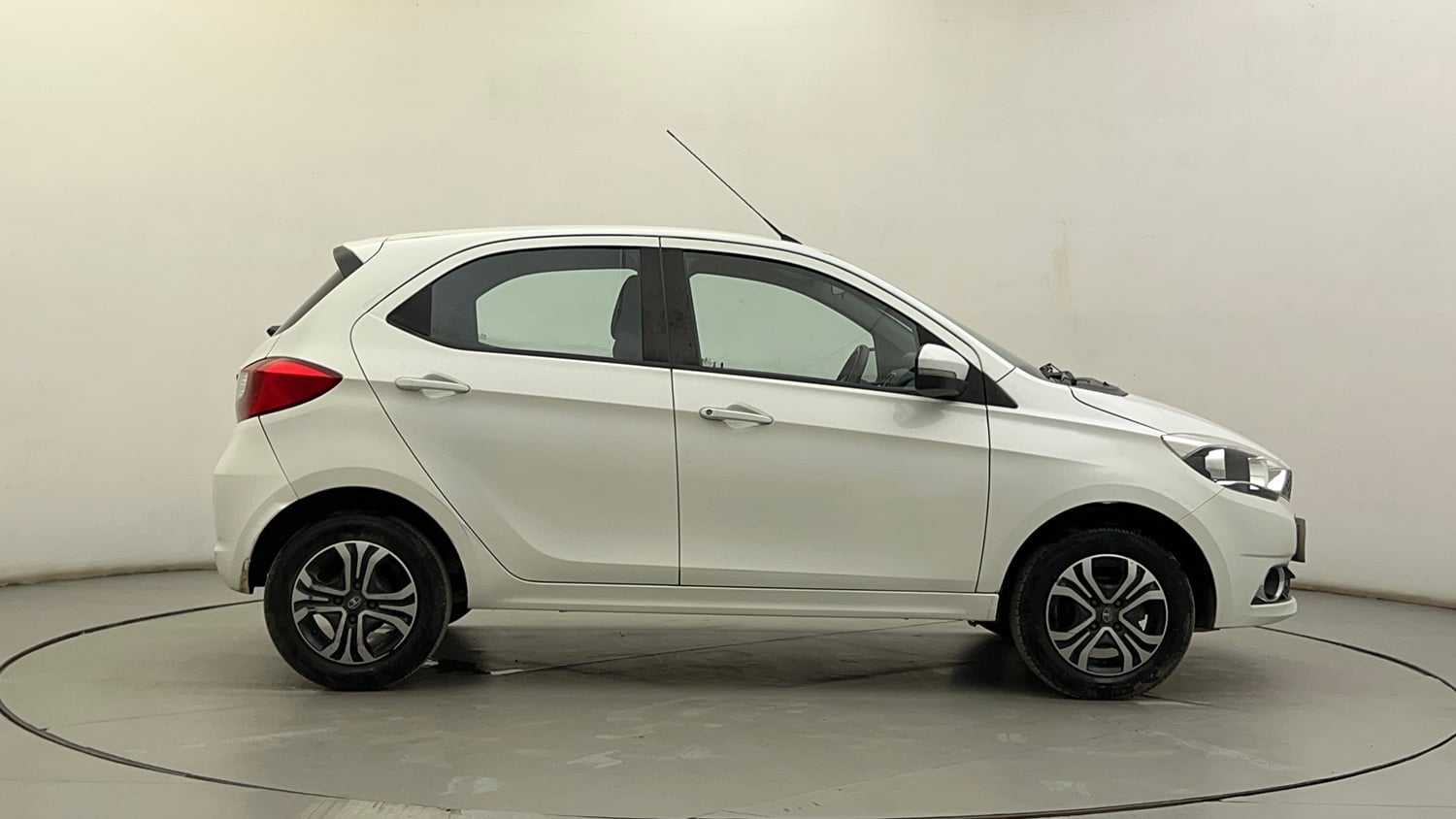 Used 2019 Tata Tiago Revotron XZ w/o Alloy Petrol Manual exterior RIGHT SIDE VIEW