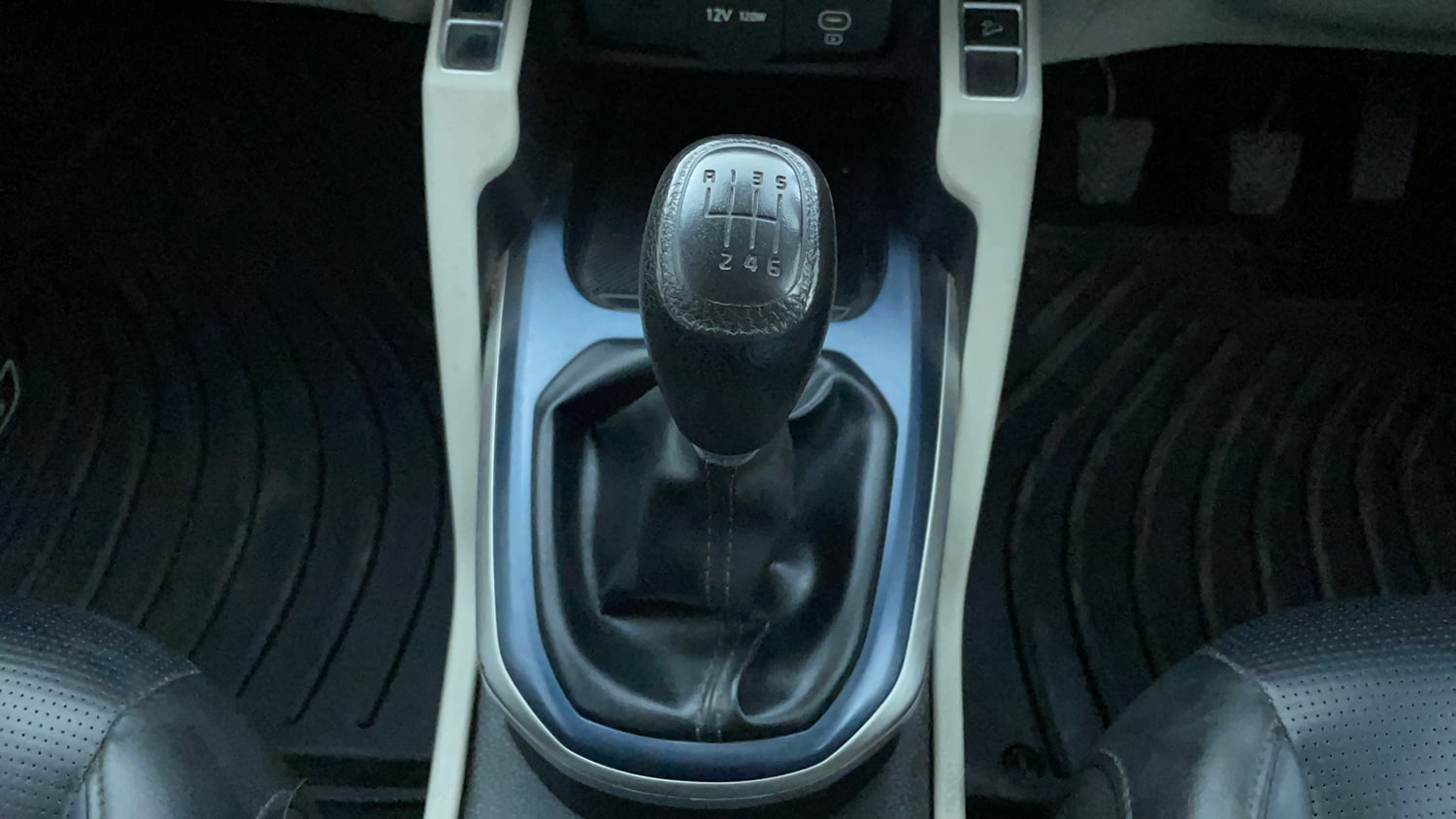 Used 2023 Kia Carens Premium 1.4 Petrol 7 STR Petrol Manual interior GEAR  KNOB VIEW