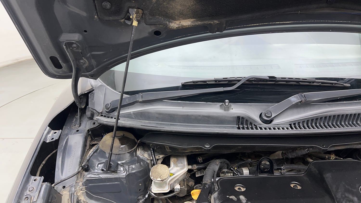 Used 2018 Maruti Suzuki Baleno Delta 1.3 Diesel Manual engine ENGINE RIGHT SIDE HINGE & APRON VIEW