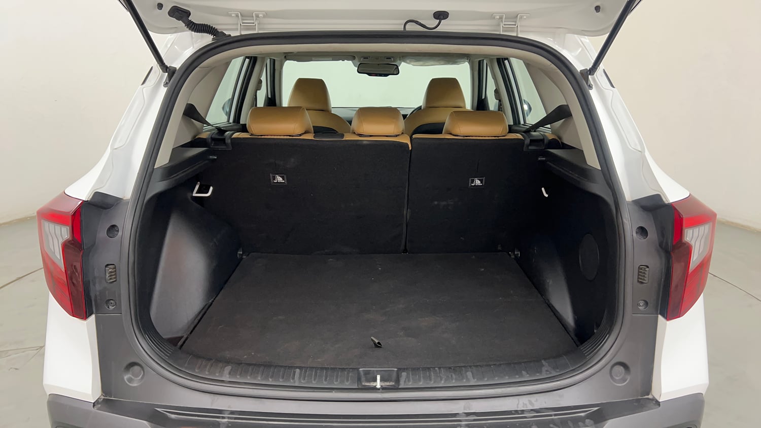 Used 2024 Kia Seltos HTX Plus 1.5 Diesel MT Diesel Manual interior DICKY INSIDE VIEW