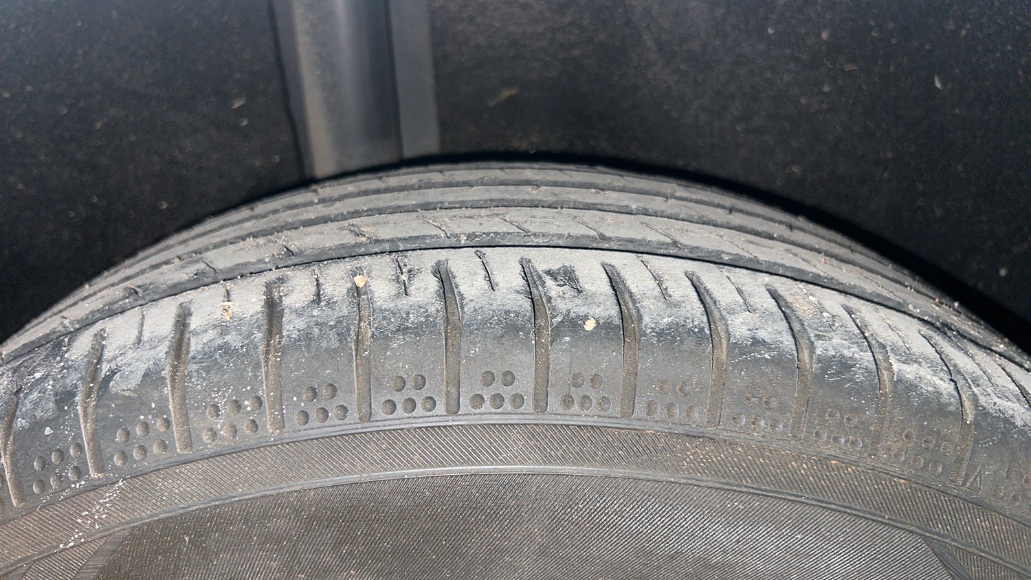 Used 2015 Ford EcoSport Titanium 1.5 Ti-VCT AT Petrol Automatic tyres RIGHT REAR TYRE TREAD VIEW