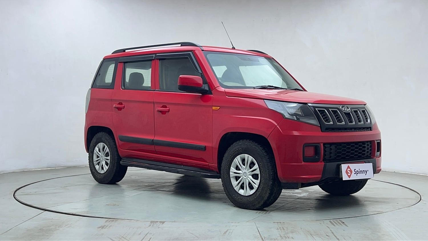 Used 2019 Mahindra TUV300 T6 Plus Diesel Manual exterior RIGHT FRONT CORNER VIEW