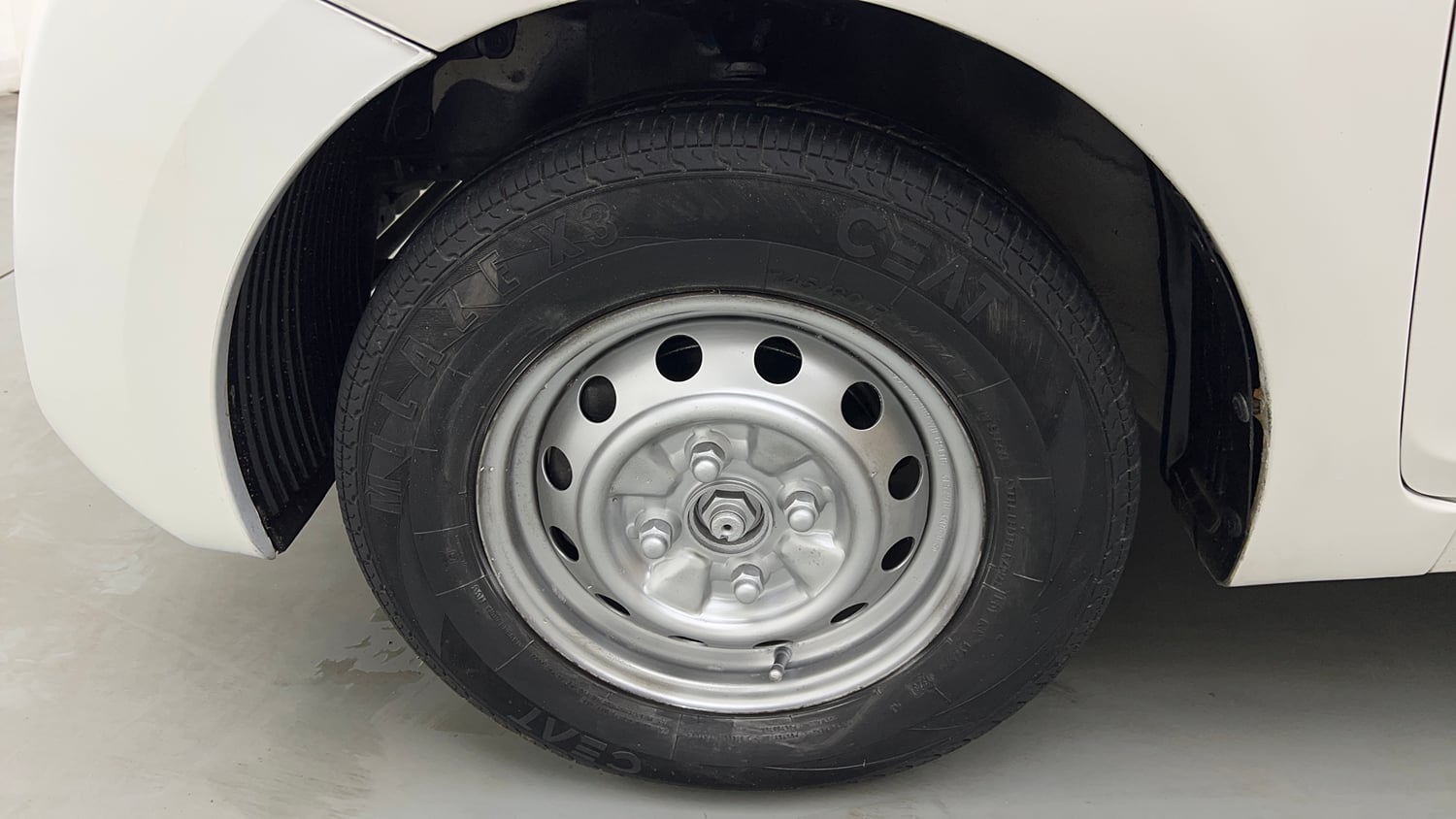 Used 2016 Hyundai Eon Era + Petrol Manual tyres LEFT FRONT TYRE RIM VIEW