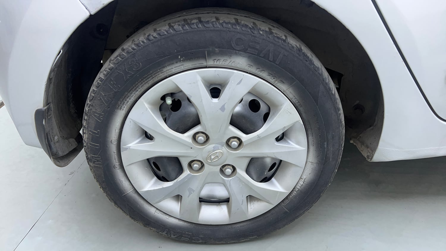 Used 2013 Hyundai Grand i10 Sportz 1.1 CRDi Diesel Manual tyres RIGHT REAR TYRE RIM VIEW