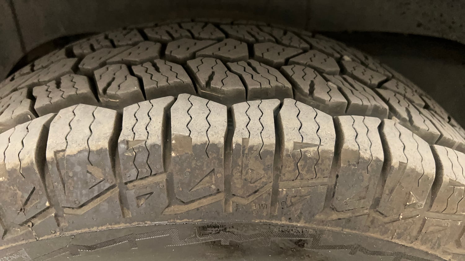 Used 2016 Mahindra TUV300 T8 Diesel Manual tyres RIGHT REAR TYRE TREAD VIEW