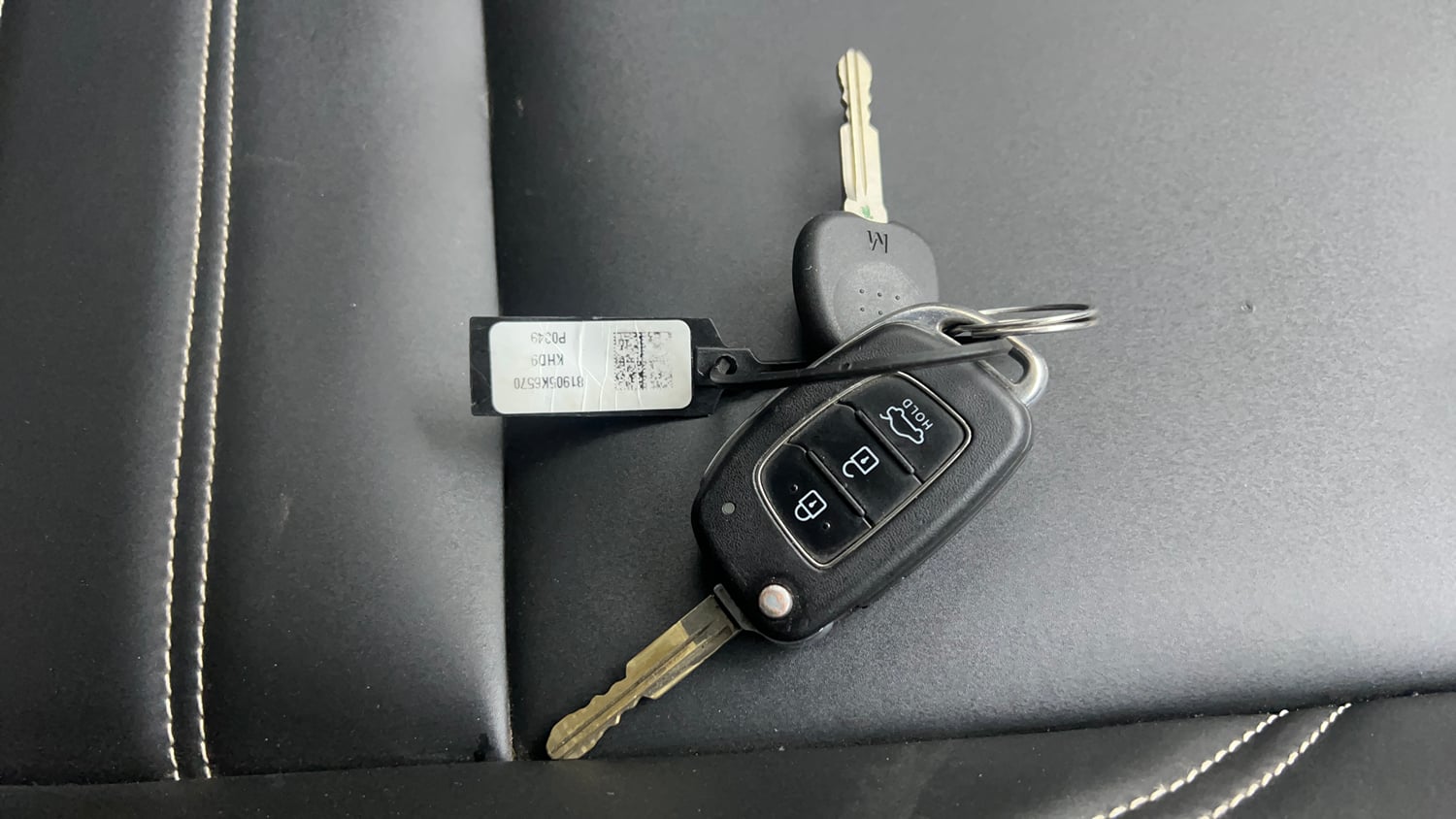 Used 2023 Hyundai Aura S 1.2 CNG Cng Manual extra CAR KEY VIEW