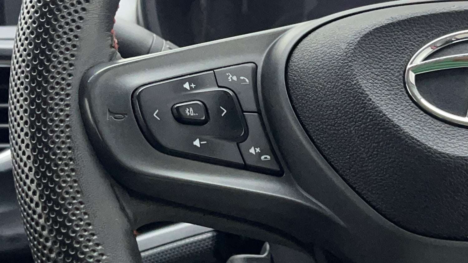 Used 2023 Tata Altroz XM Plus iCNG Cng Manual top_features Steering mounted controls