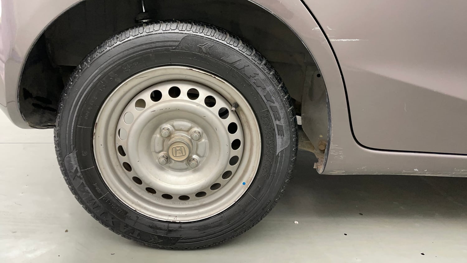 Used 2013 Honda Brio E MT Petrol Manual tyres RIGHT REAR TYRE RIM VIEW